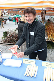 Fragen zur Zubereitung von Spargel beantwortet  Ernährungsfachfrau Frau Johanna Obermair (©Foto: Martin Schmitz)